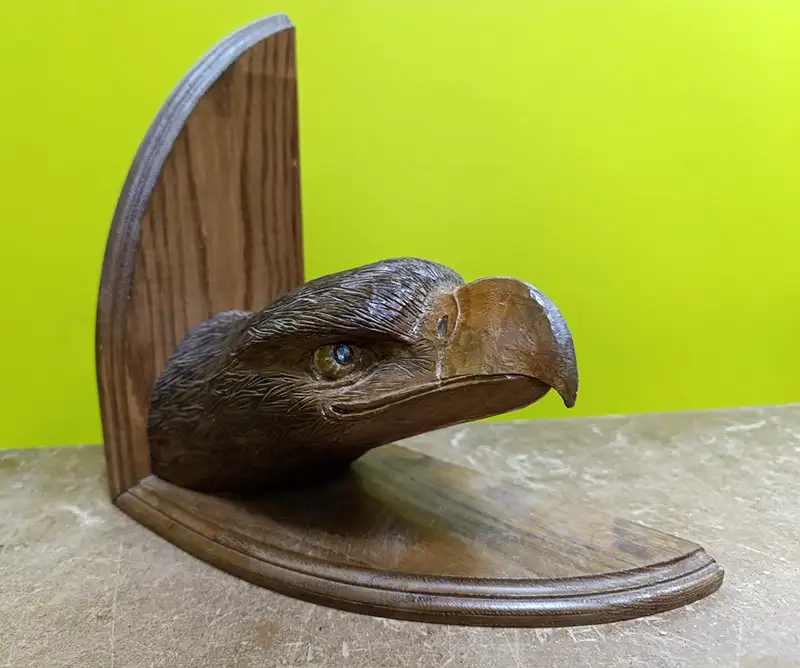 Escultura creada para sujetar libros. Tallada en madera de castaño policromada Escultura creada para sujetar libros. Tallada en madera de castaño policromada