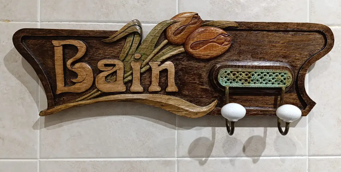 Percha para baño tallada en madera de castaño, tintada con nogalina y pinturas al alcohol. Percha para baño tallada en madera de castaño, tintada con nogalina y pinturas al alcohol.
